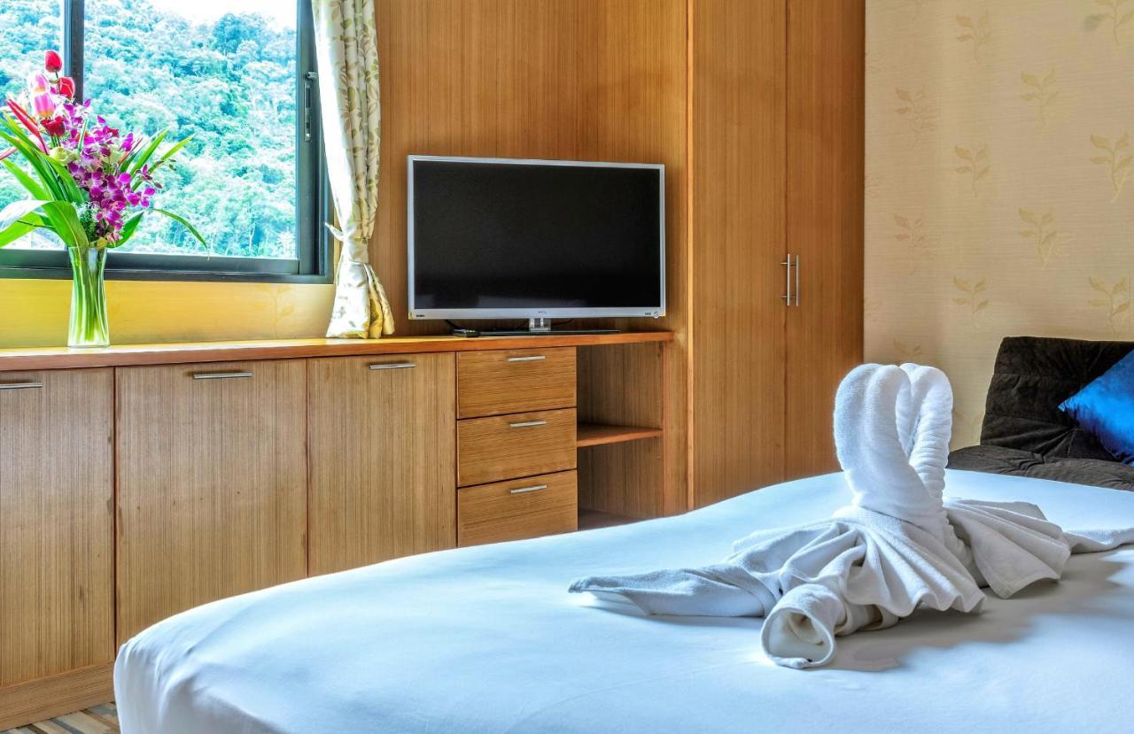 Corsica Guesthouse หาดกะตะ ภายนอก รูปภาพ