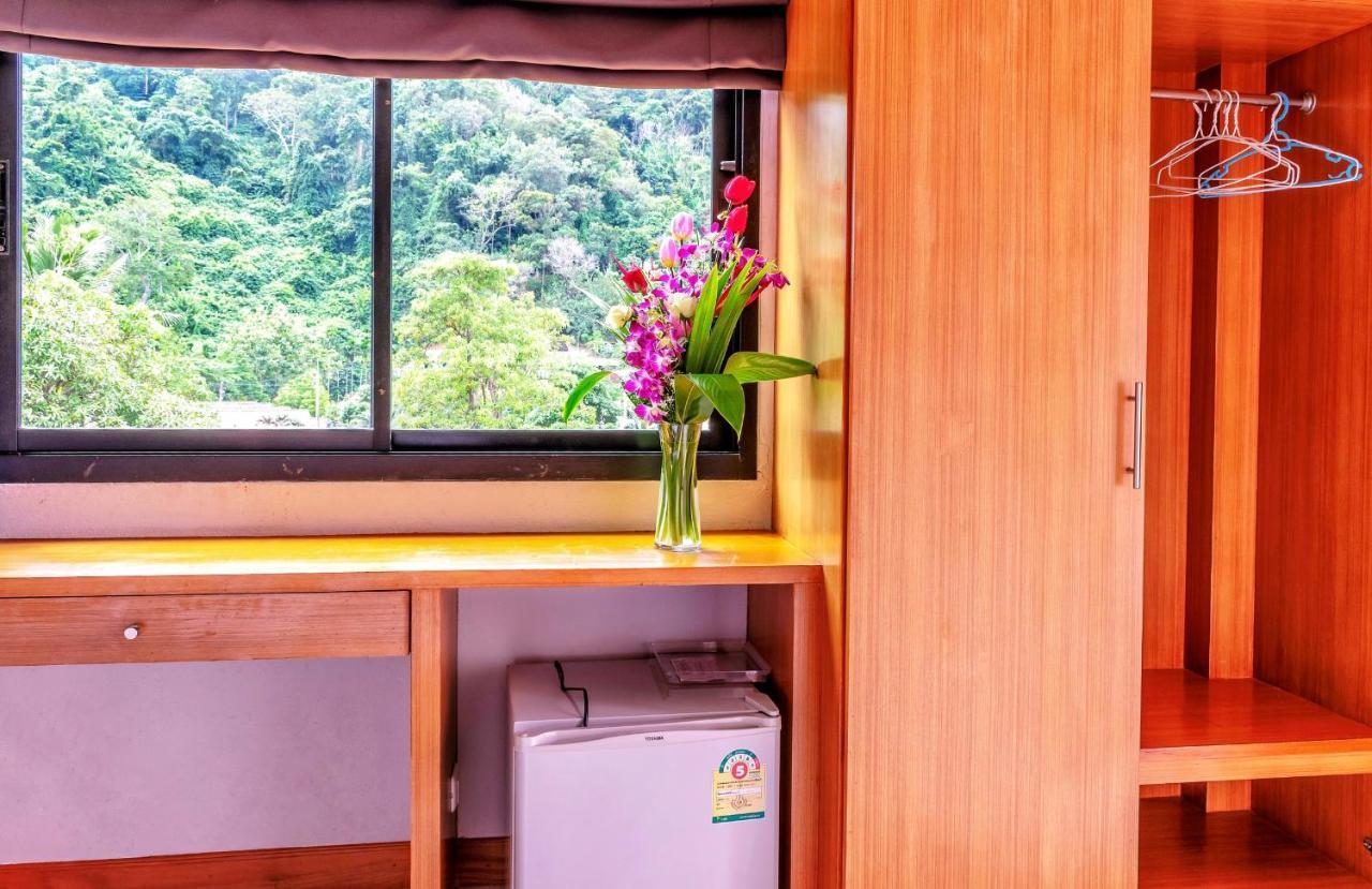 Corsica Guesthouse หาดกะตะ ภายนอก รูปภาพ