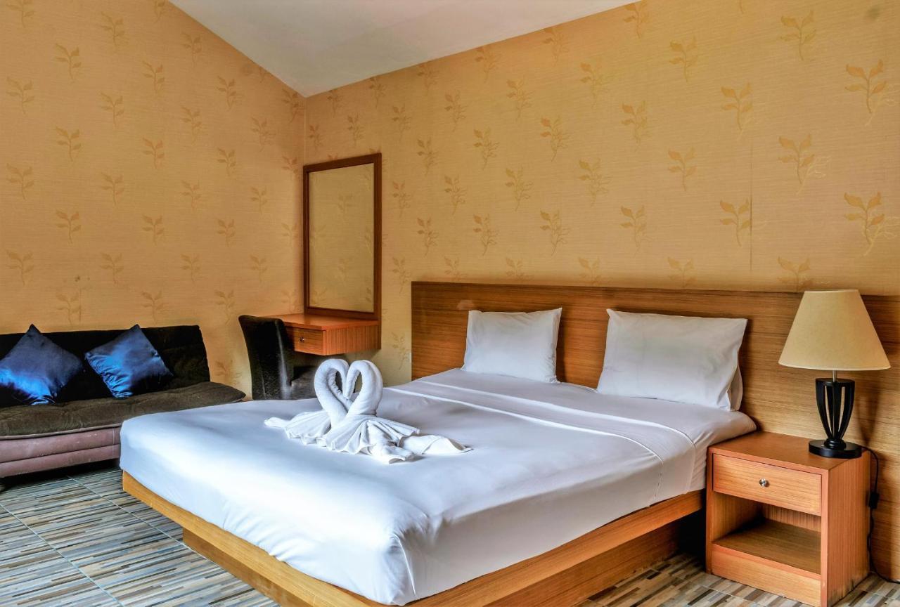 Corsica Guesthouse หาดกะตะ ภายนอก รูปภาพ