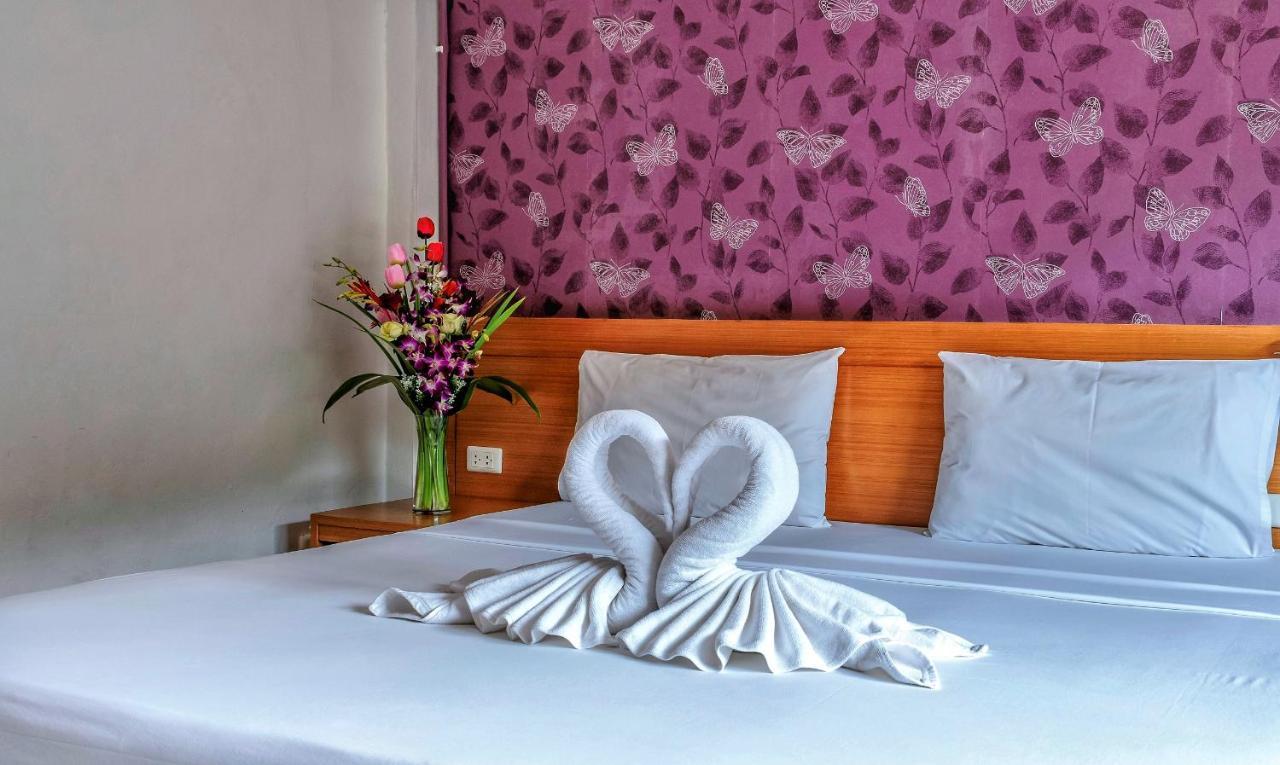 Corsica Guesthouse หาดกะตะ ภายนอก รูปภาพ