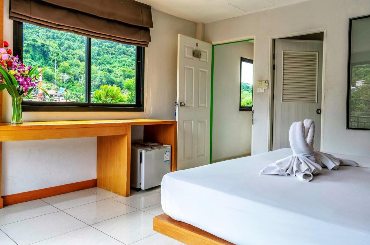 Corsica Guesthouse หาดกะตะ ภายนอก รูปภาพ