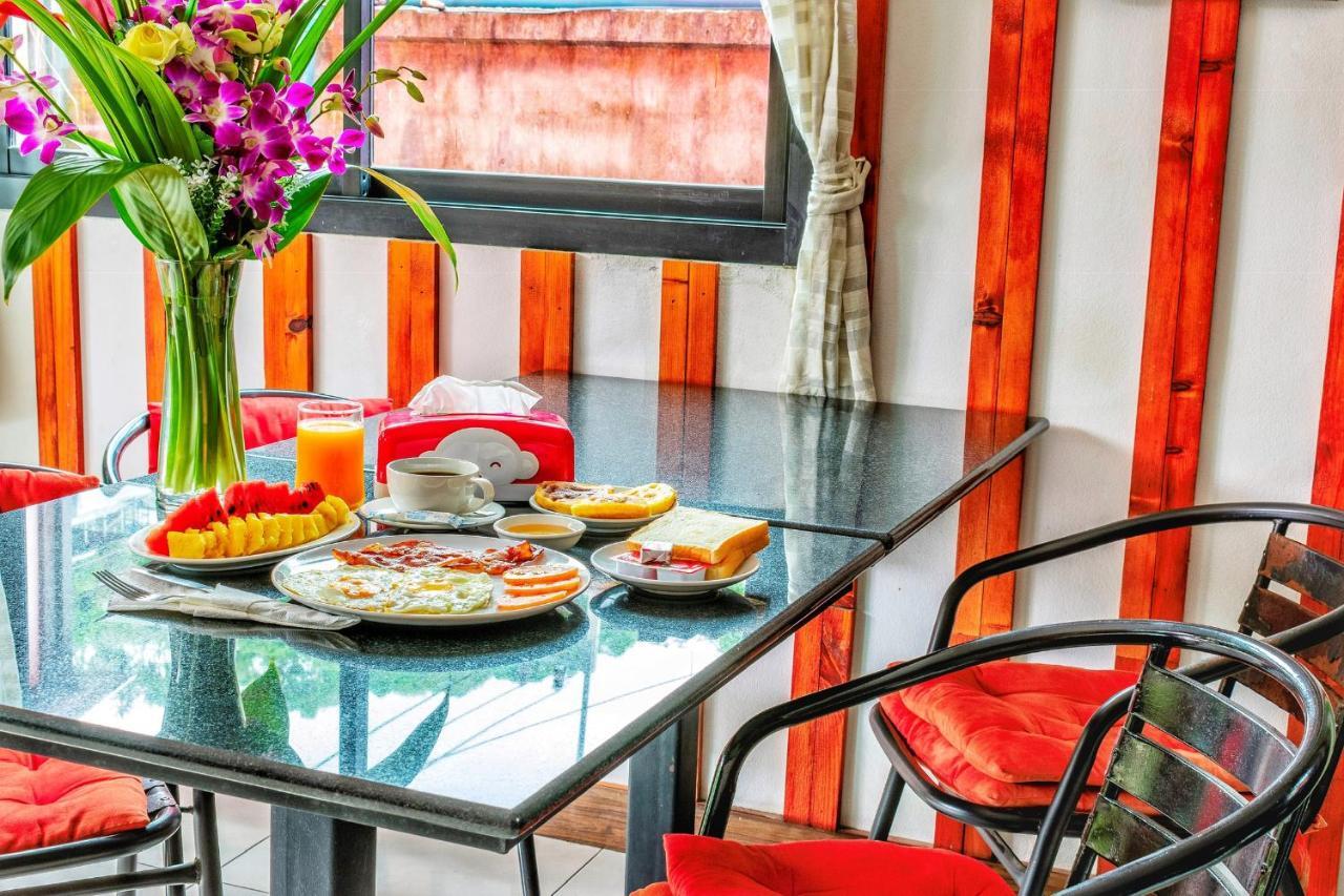 Corsica Guesthouse หาดกะตะ ภายนอก รูปภาพ